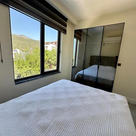 Nyaraló Saga